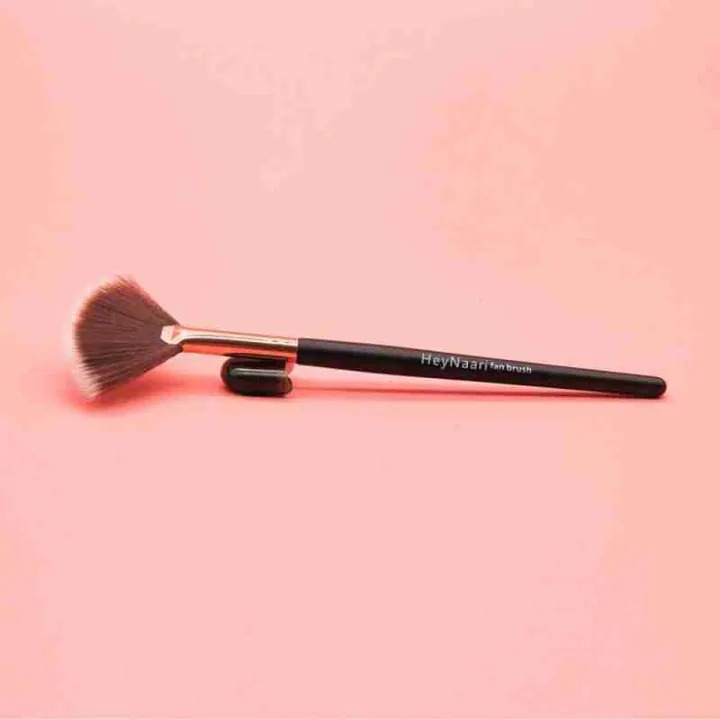 Professional Fan Brush for Face Makeup and Highlighter Brush