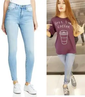 maroon t shirt with blue jeans