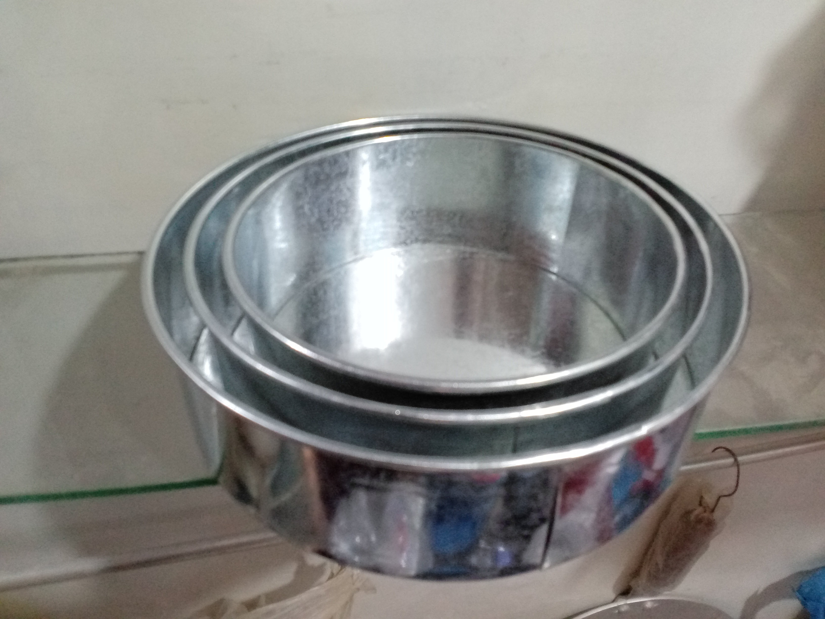 2 Inch Mini Round Cake Tin Moulds, Furniture & Home Living, Kitchenware &  Tableware, Other Kitchenware & Tableware on Carousell