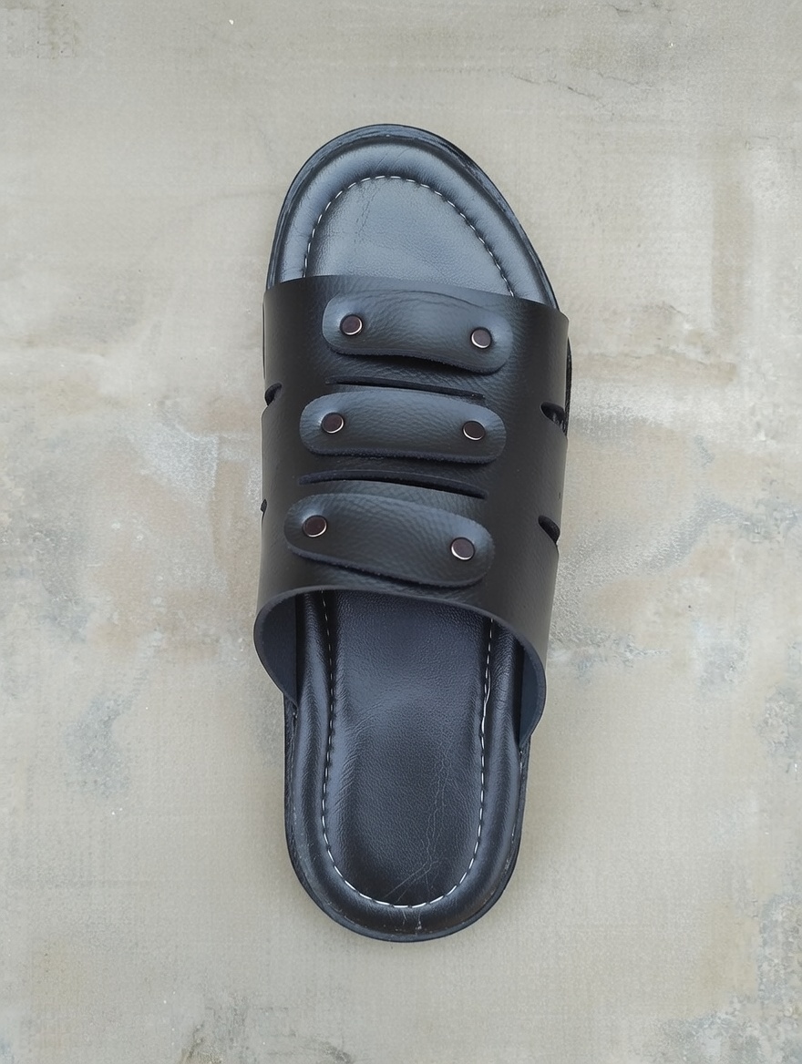 New fashionable slippers for men