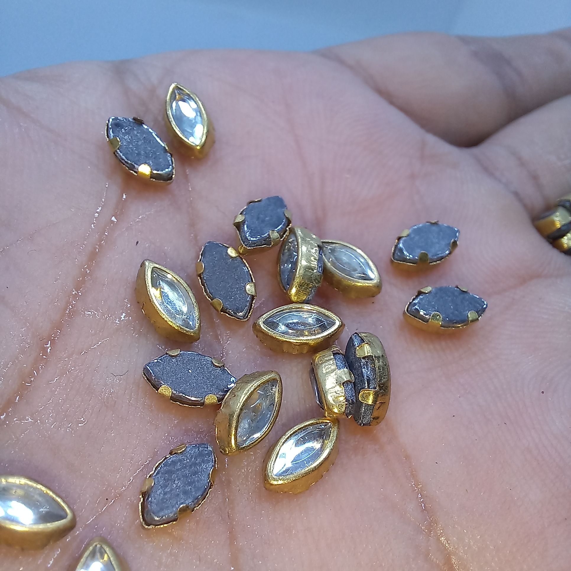 Metal Kundan Leaf Beads – 100pcs DIY Jewelry & Craft Findings.