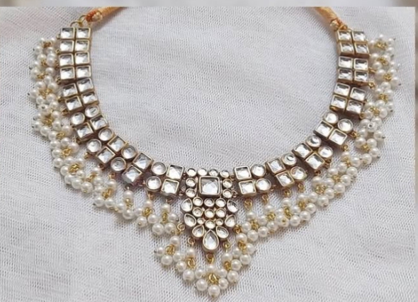 handmade kundan jewlery set for fancy wear and has earings with sahare
