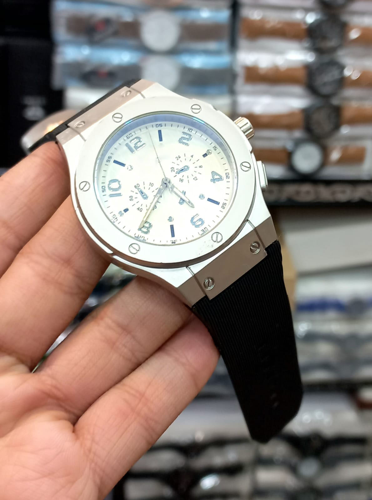 Men’s Watch Stylish and durable design Perfect for sports and outdoor activities Comfortable to wear with adjustable strap