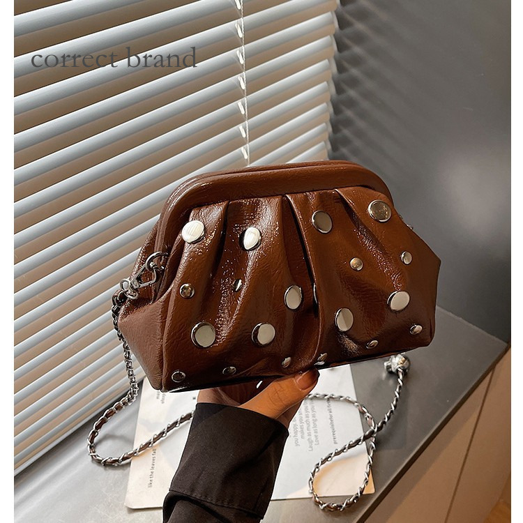 2026 Designer Neue Modische Retro Plissee Kette Große Kapazität Damen Vielseitige Nieten Crossbody Tasche für den Außenhandel und_voghion.com
