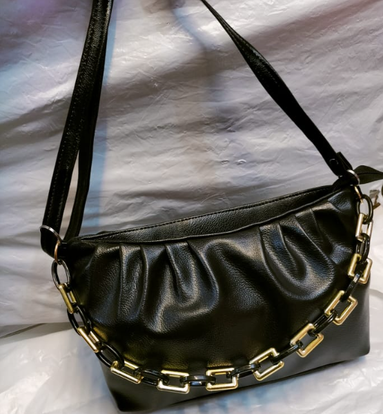 Gold chain 2024 black crossbody bag