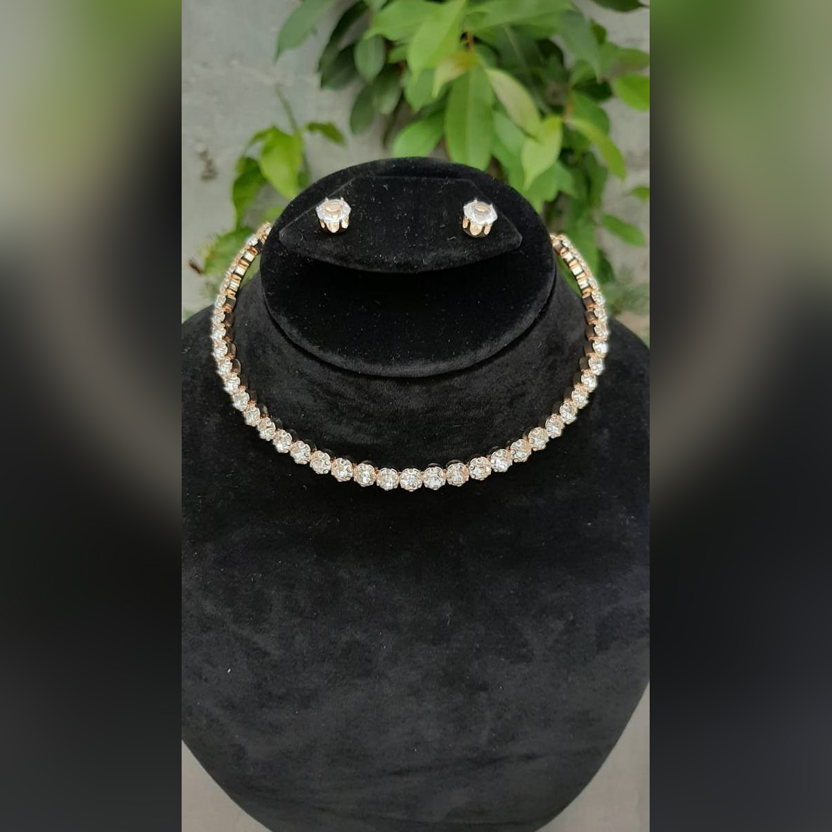 Fashionable Gold With White Stones 