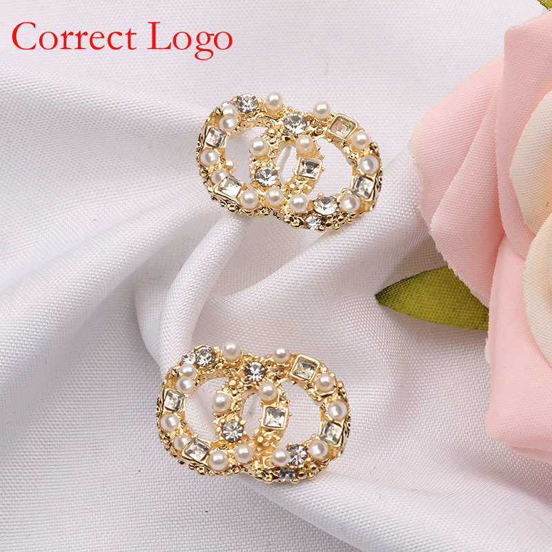 Elegante y moderno estuche compacto de estilo coreano de alta calidad, con el icónico logo de doble C inspirado en Chanel, adornado con perlas y circonitas. Diseño geométrico y elegante._voghion.com