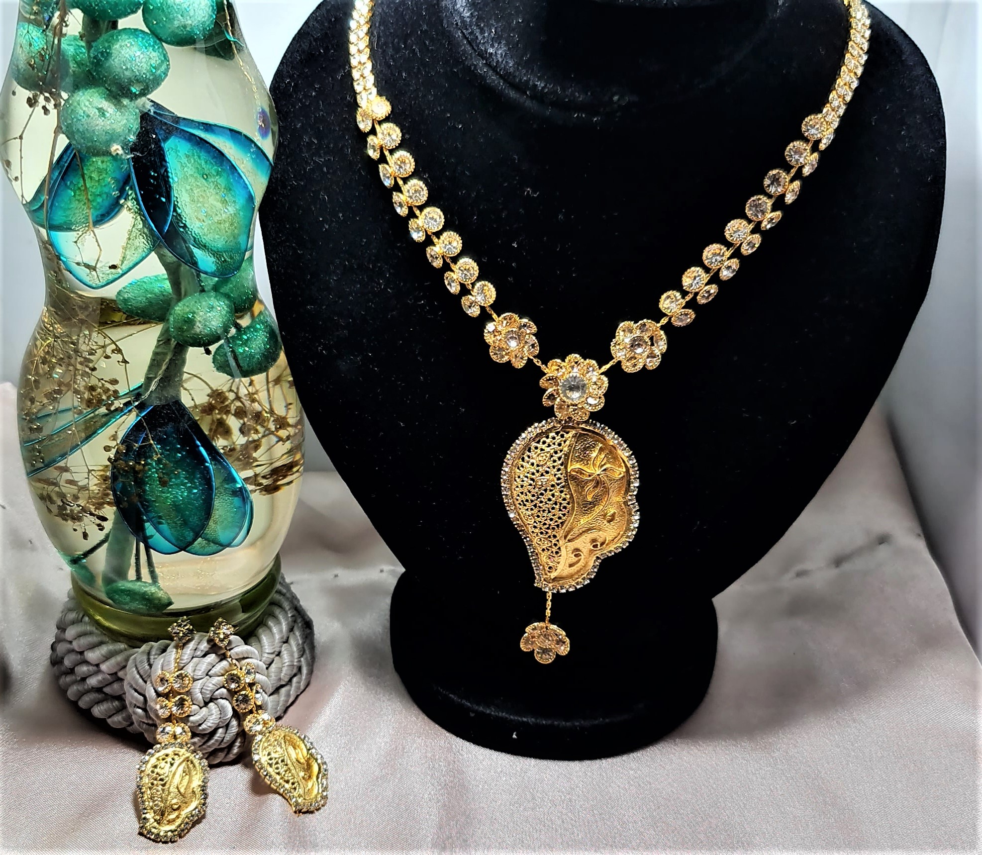 Antique Metal Choker Necklace Set with 