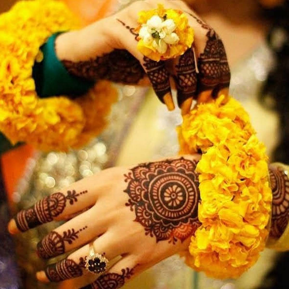 mehndi gajra hands