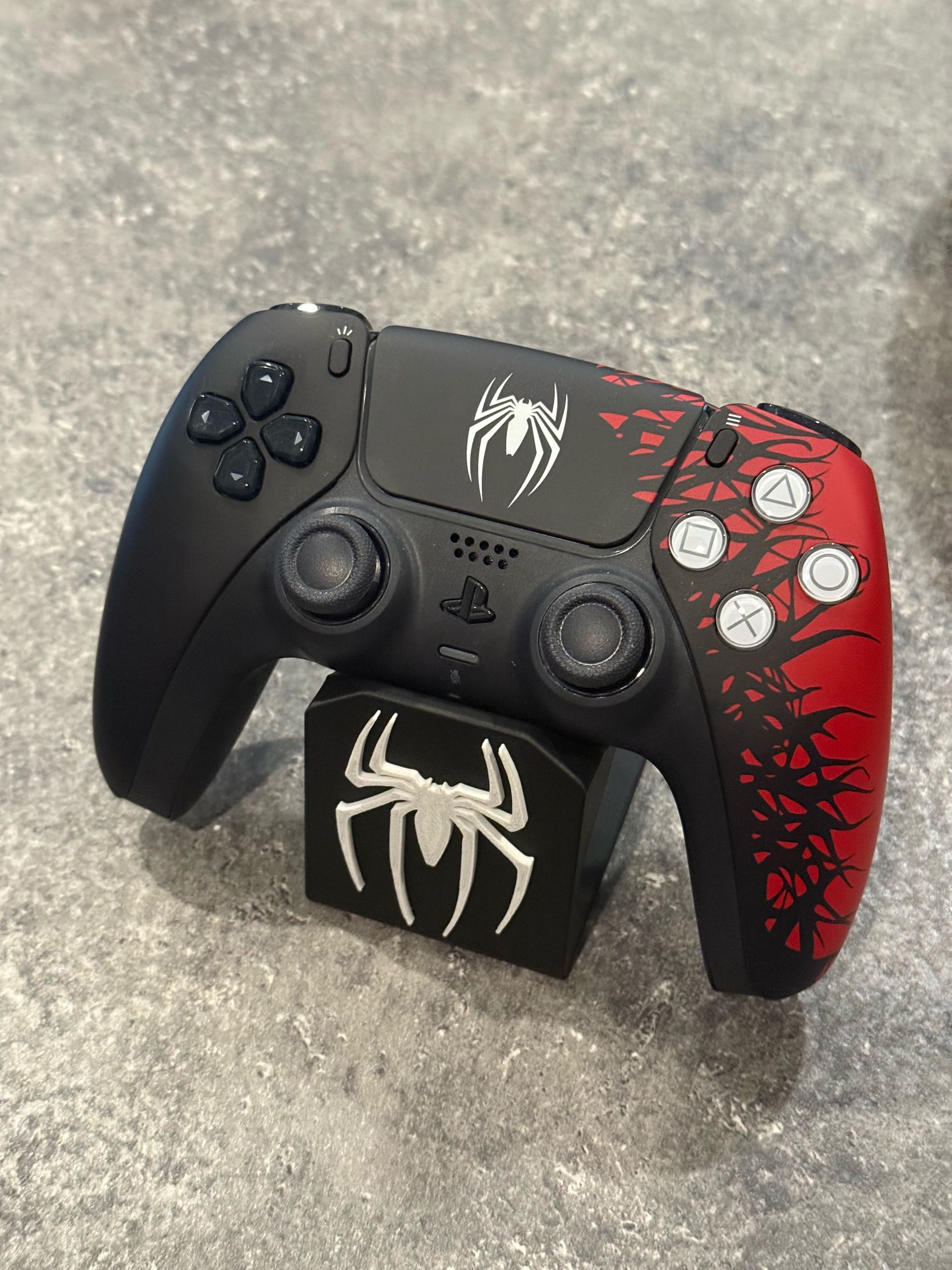 Spider-Man Controller Stand | Superhero Gamepad Holder for Xbox, PS5 & PS4 | Durable Decorative Spider-Man Themed Controller Display Stand | Stable  Gaming Desk Organizer