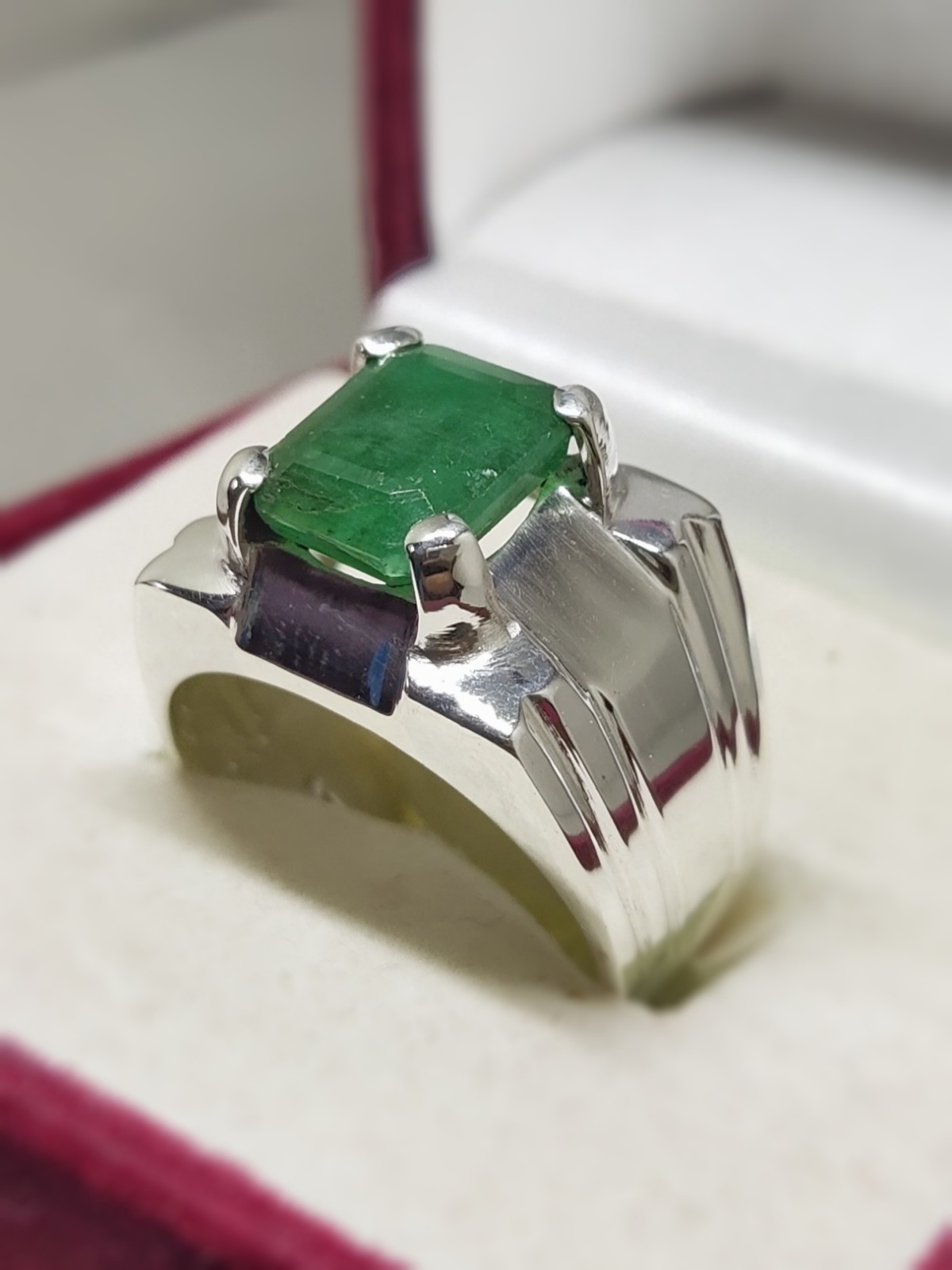 Elegant Design Handmade Emerald Ring 