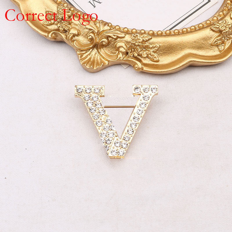 V-Brand diamanten broche, luxe accessoire voor jassen in Europese en Amerikaanse stijl, stijlvolle letterspeld van topkwaliteit, geschikt voor unisex pak_voghion.com