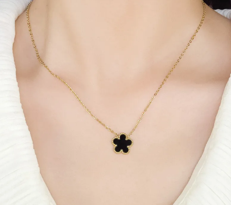 Fashion Stainless Steel Necklace Woman Five-leaf Flower Simple Clover Elegant Womens Necklaces Pendant Charm Jewelry Accessories