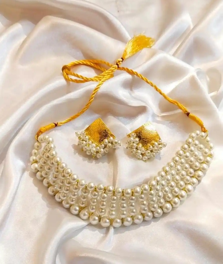 Fashionable White Pearl Necklace With Stylsih Pearl Earrings Set