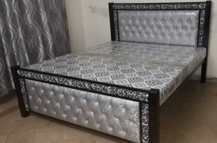 Customized Metal Bed without Side Tables, Iron Bed, Stylish Bed, Furniture Factory