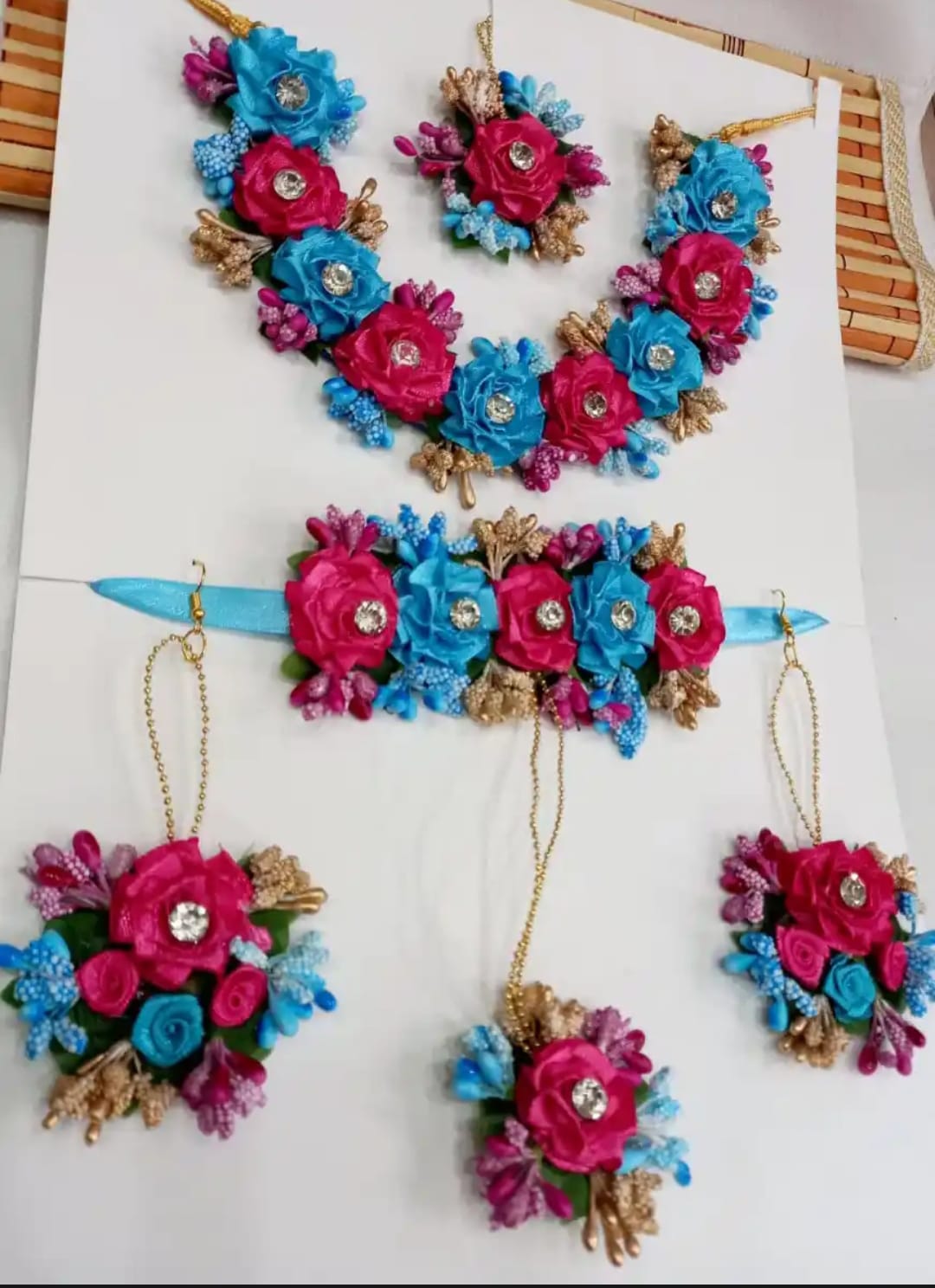 New Artificial Flowers Bridal Jewellery Set With Choker Necklace, Earrings, Matha Tikka and 1 hand Bracelet attached With Ring for Bride Fashionable design Wedding Engagement Mehndi Maiyon for wear