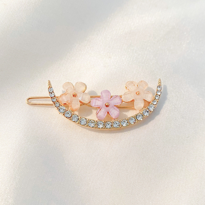 Elanor 1 Pcs Crystals Daisy Flowers Rhinestone Hairpin 2023 Korean Half Moon Design Flowers Metal Hair Clips Geometric Daisy Flower Side Fancy Clip Barrettes Fashion Women Wedding Hair Accessories For Girls
