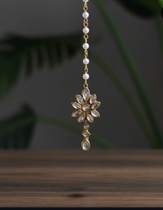 stylish bindiya for events