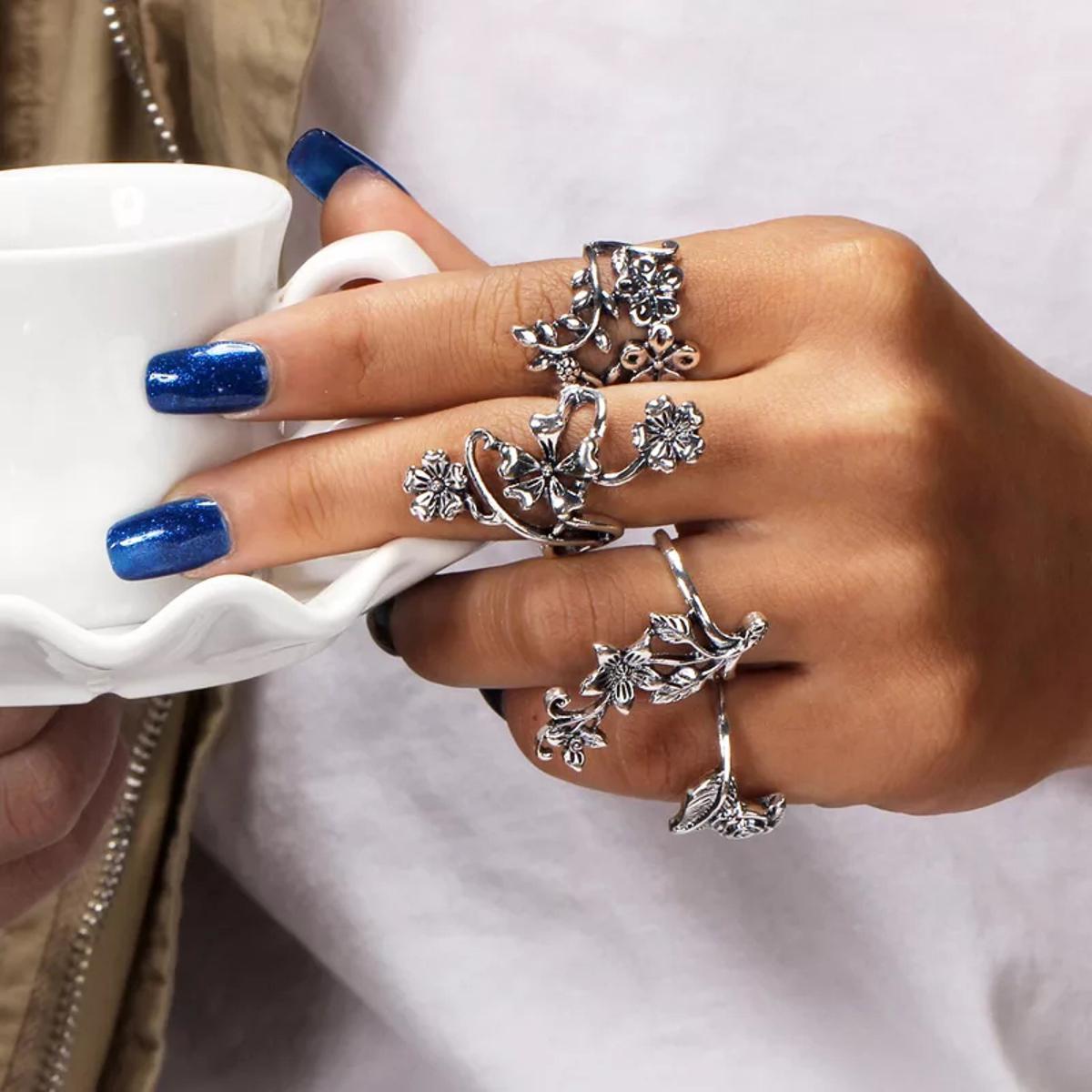 Pack of 4 Rings For Girls - Pack of  Antique Silver Color Ring Set For Girls- Vintage Bohemia Ring Set For Women - Rose Flower Rings for Women - Charm Bohemia Floral  Ring Set - Imported Rings Fashion Jewellery Trendy