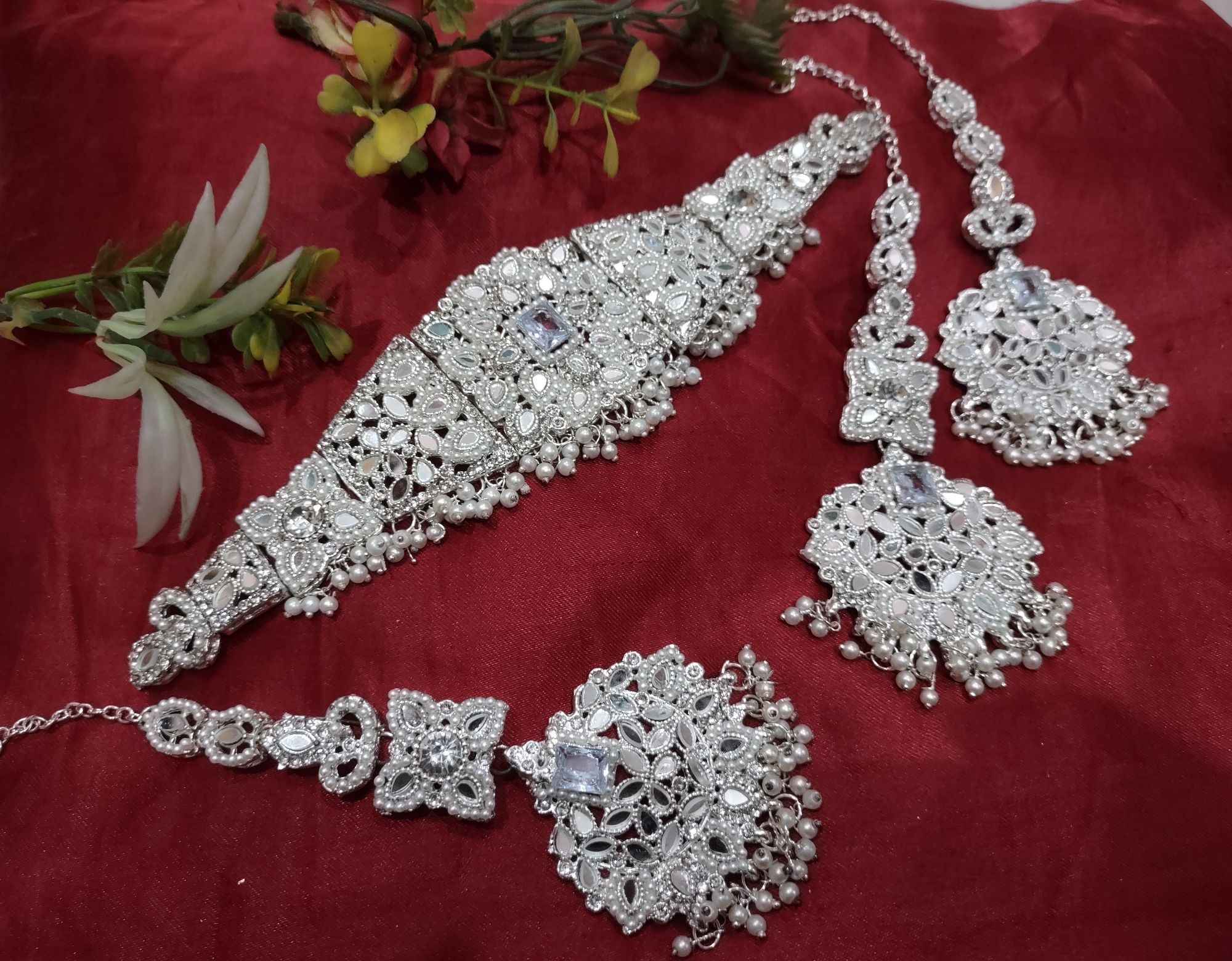 Zarcon Rajwari Gajra Chokar Set Tika With Sahare Earning Best High Quality Silvar Colour Available