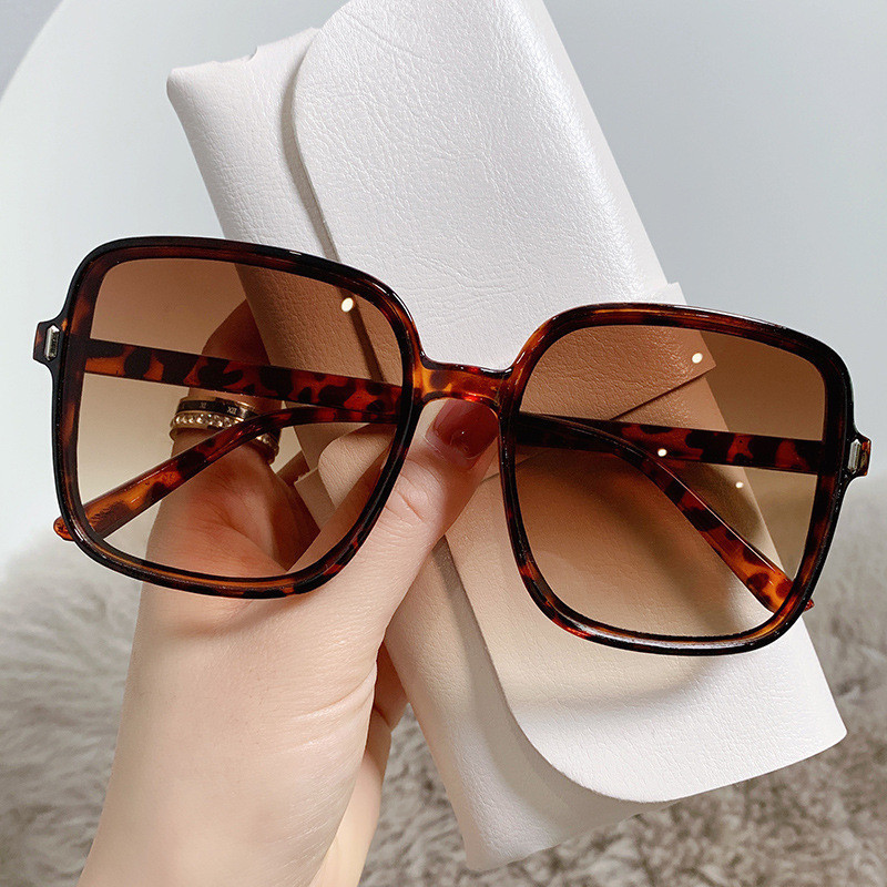 A Family Store Provides Square Frame Sunglasses Gradual Color Retro Big Face Accessories