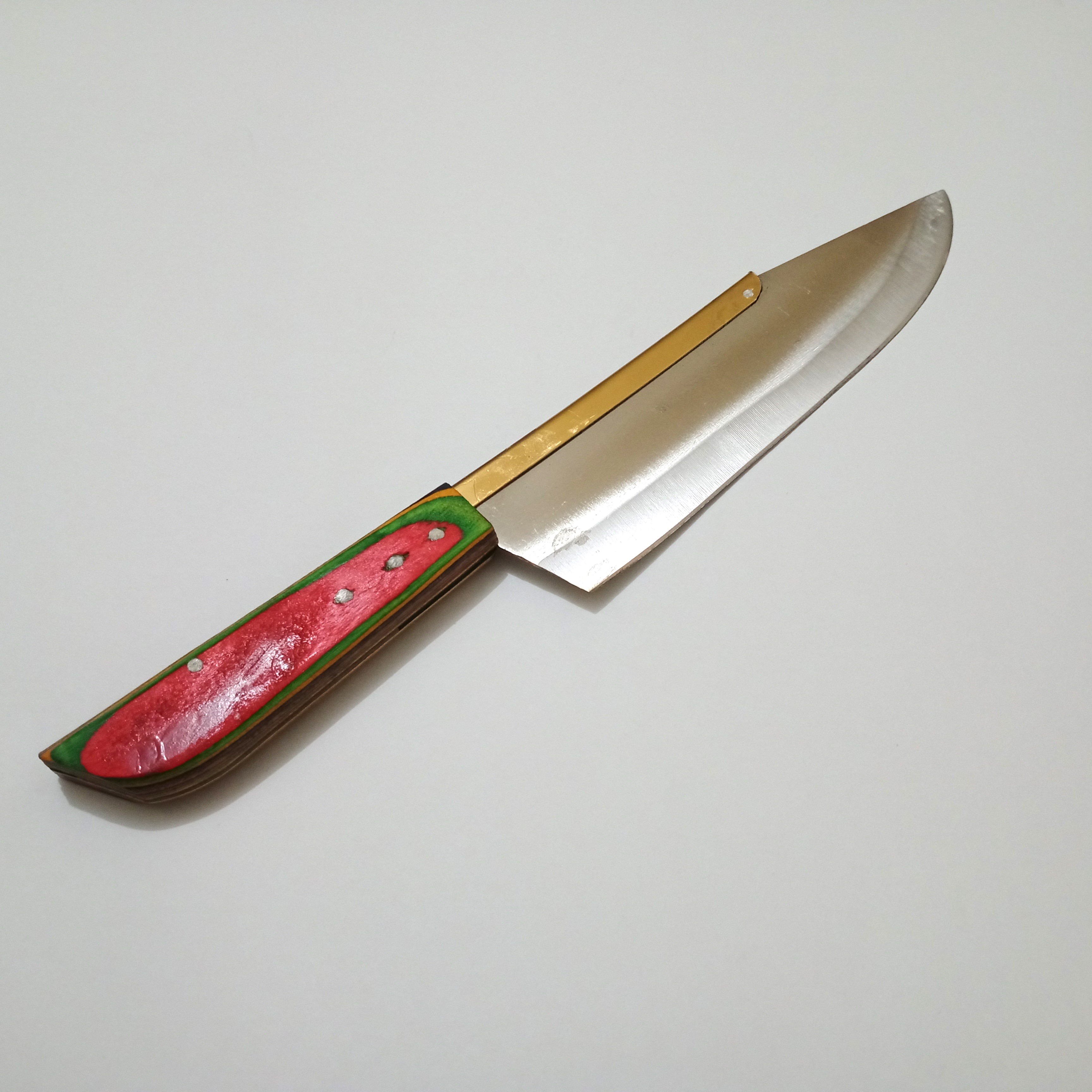 Bir qiz mini yubkada yuradi