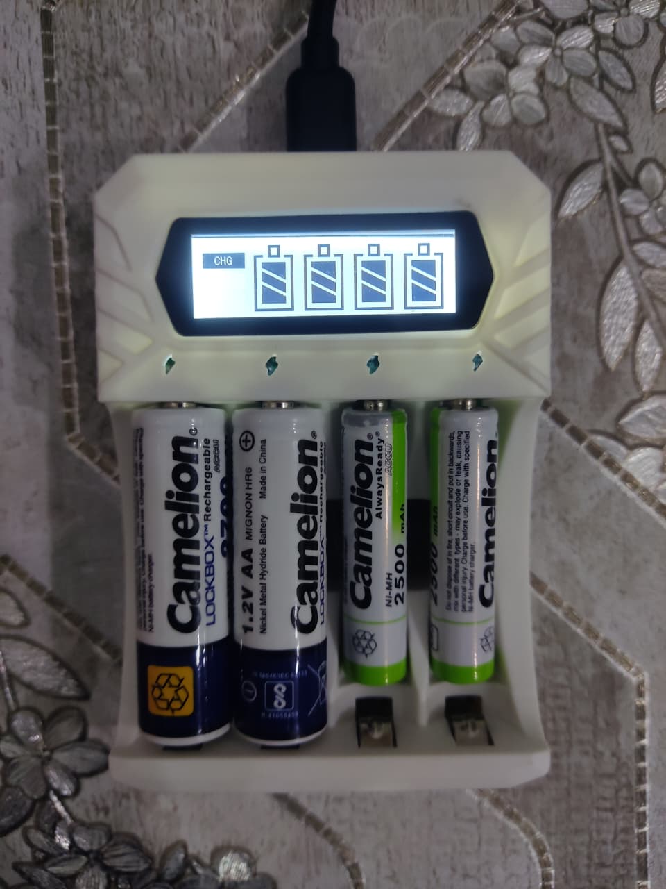 Rechargeable Cell charger battery  charger USB powered Type C Fast Charging 4 Slot with LCD power display