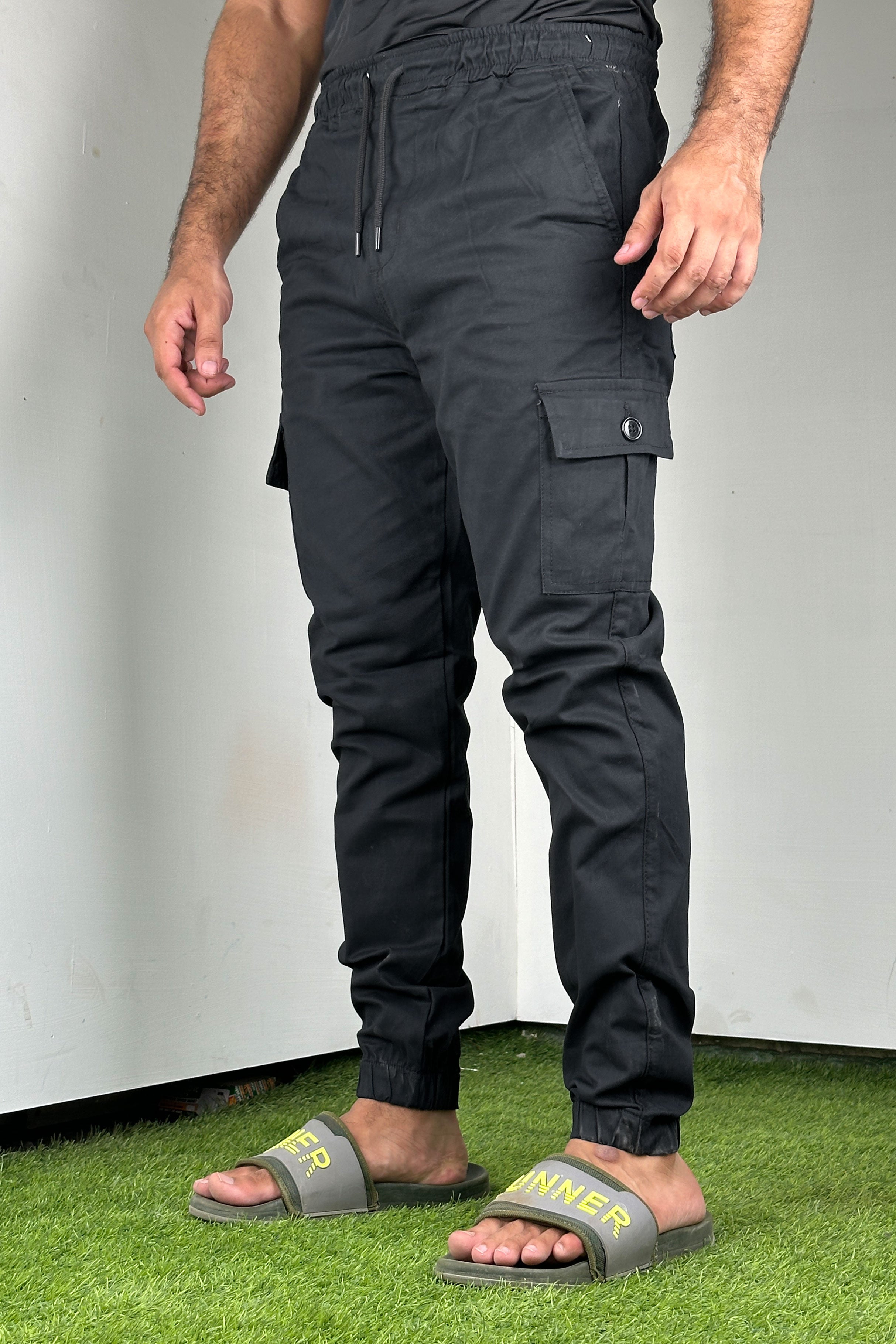 Relaxed Fit Men's Cargo Trousers - Style and Comfort black trouser