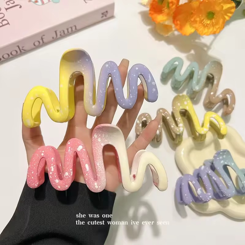 color wavy ombre hairpin on the back of the woman's head pan hair grab clip large shark clip hairpin headpiece