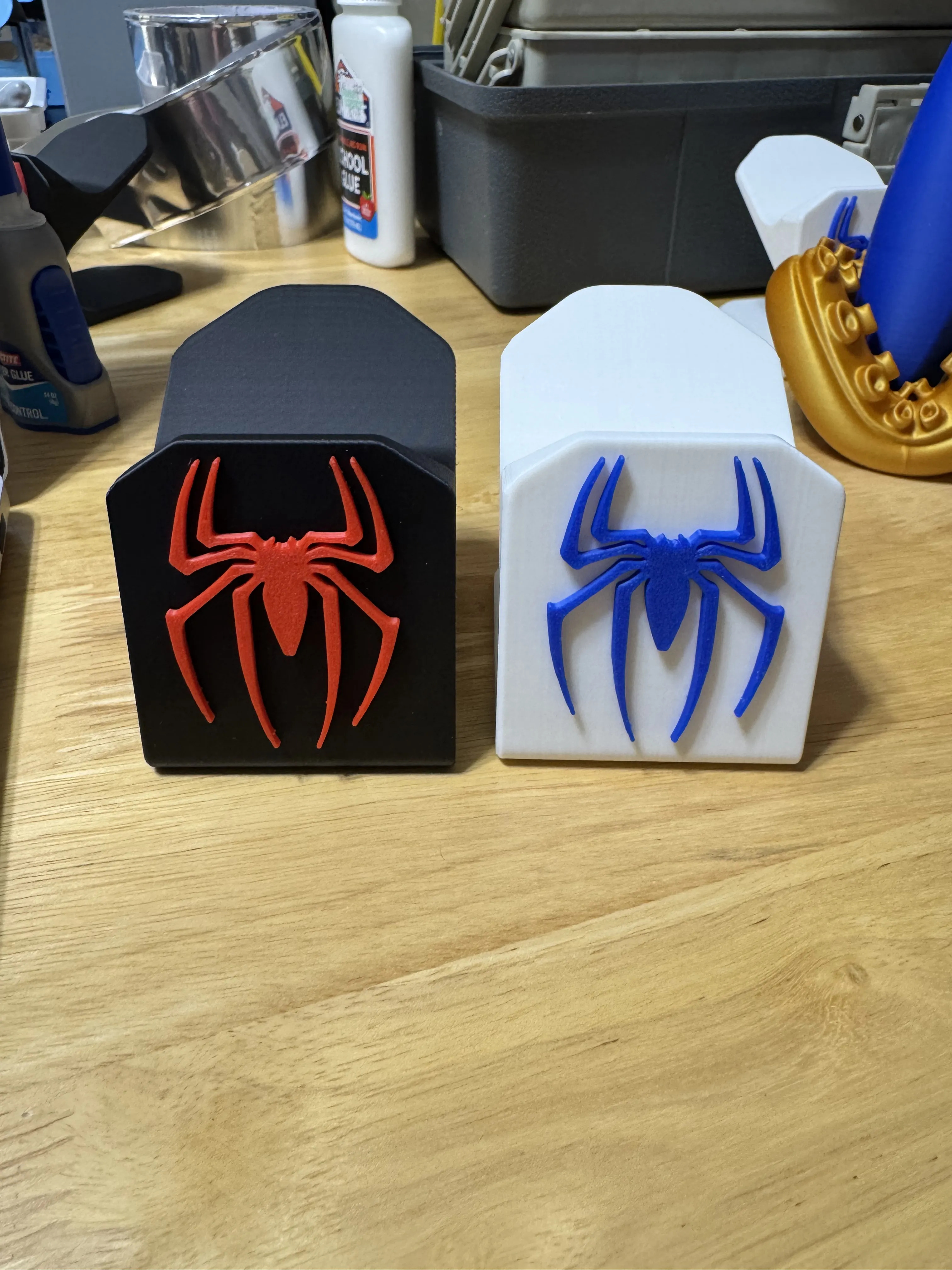 Spider-Man Inspired Controller Stand – Compatible with PS5, PS4 & Xbox Controllers – Gamepad Display Holder – Gaming Desk Organizer – Stable Controller Stand – Superhero Gaming Setup Accessory