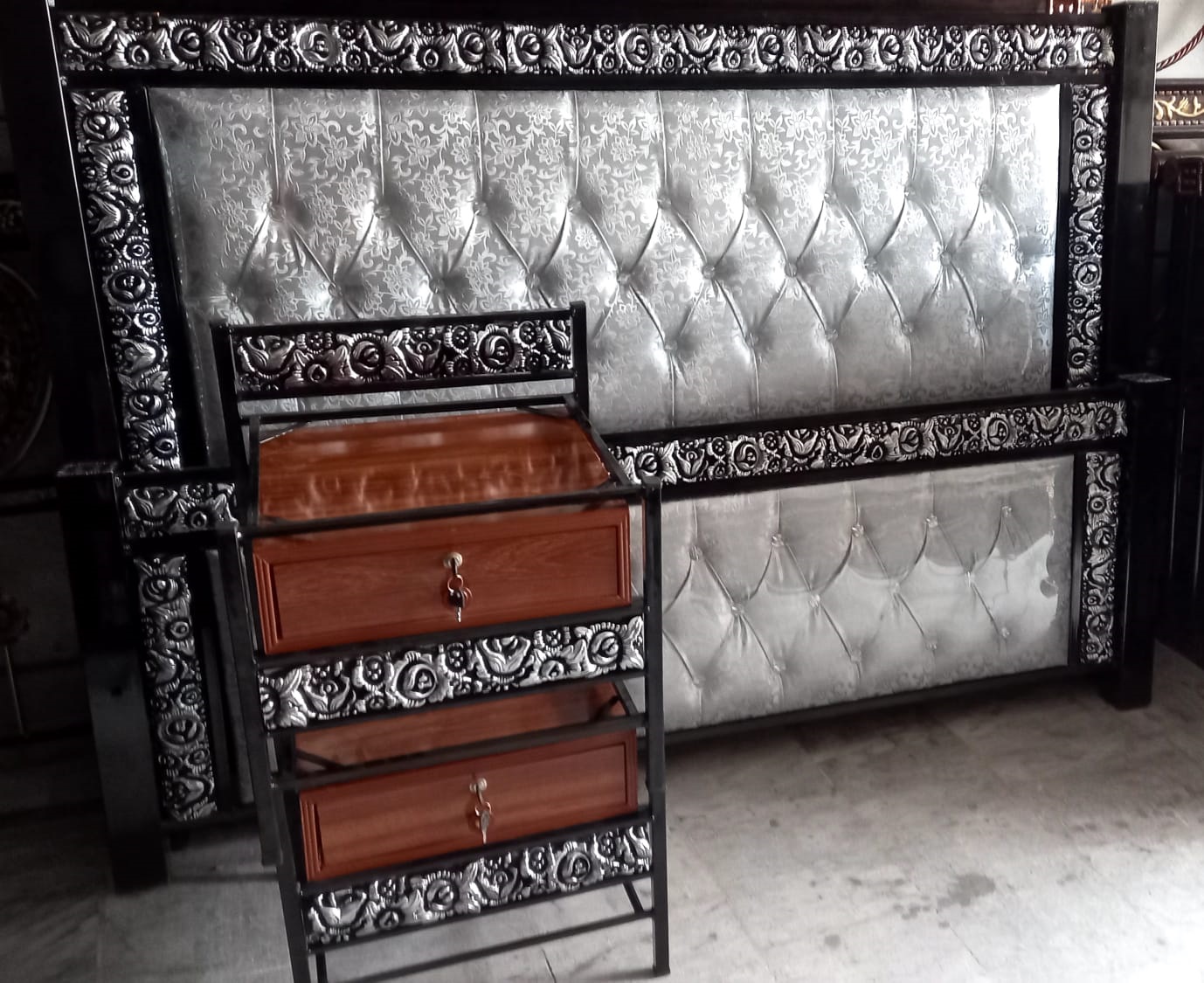 Customized Metal Bed without Side Tables, Iron Bed, Stylish Bed, Furniture Factory