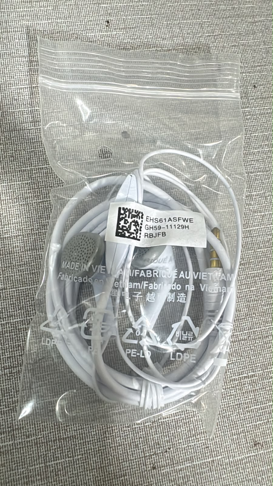 High-Quality Wired Earphones with Mic & Volume Control, Universal Compatibility for iOS & Android Smartphones
