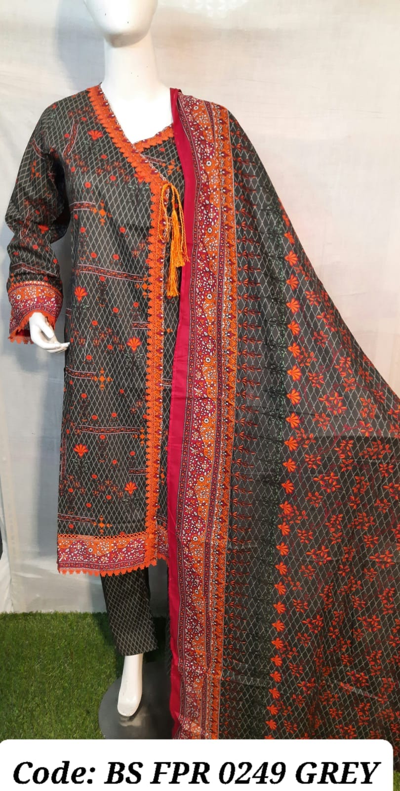 Lawn-New Design-Embroidered Unstitched-3PC Suit For Ladies: Buy Online at  Best Prices in Pakistan | Daraz.pk