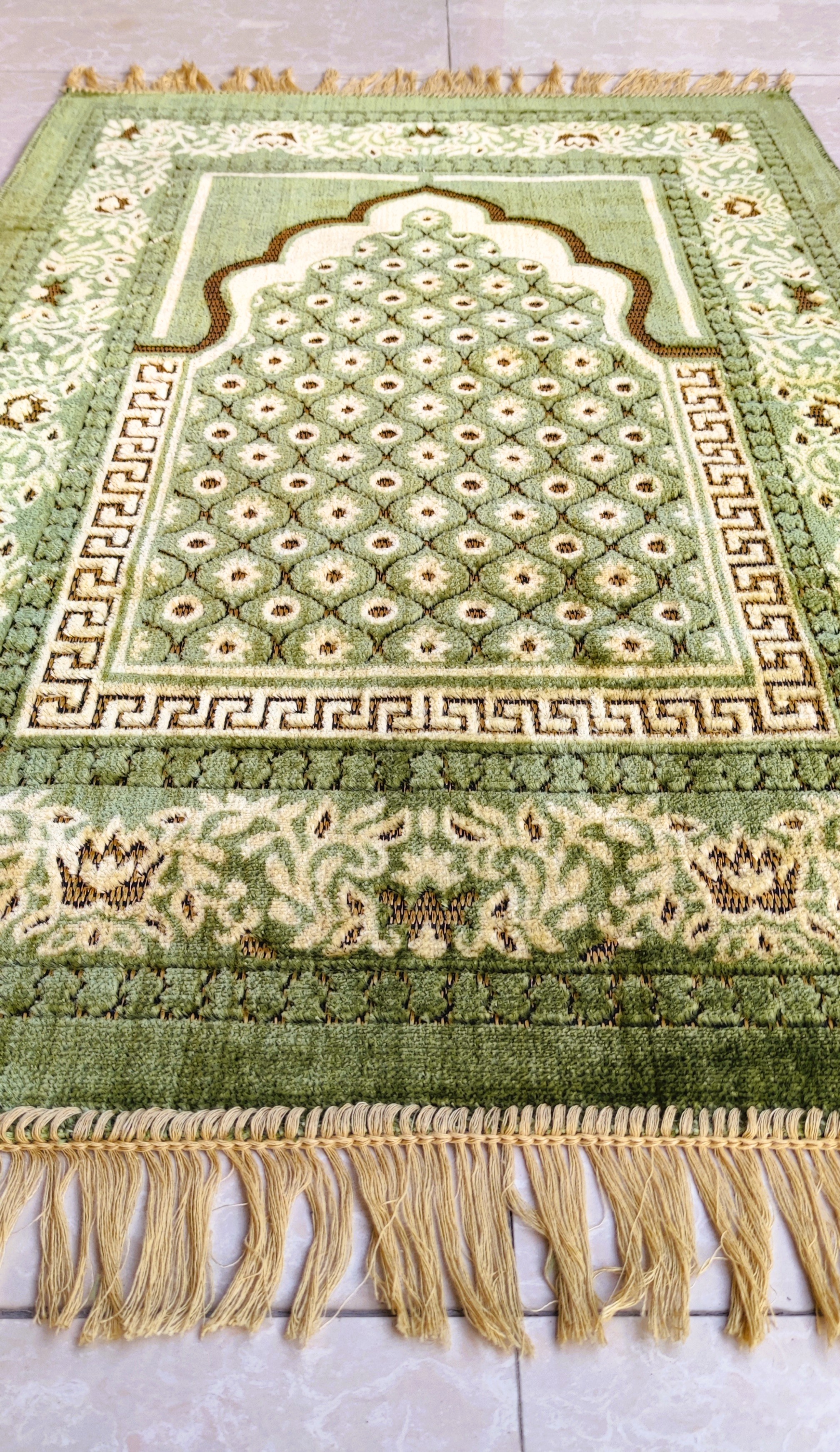 Traditional Mehrab Design Janamaz / Muslims Prayer Rug