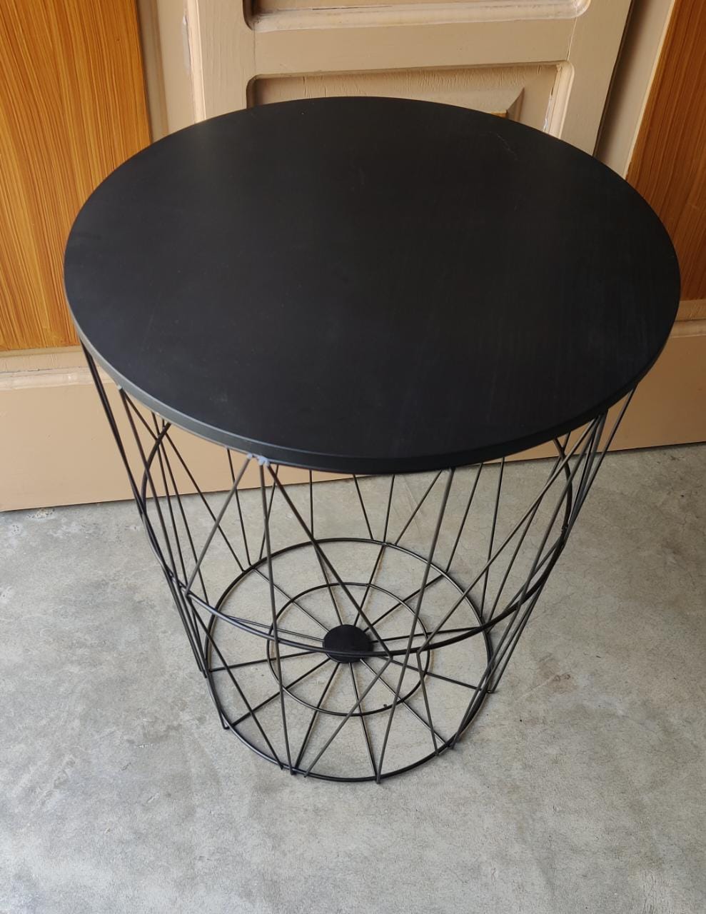 METAL WIRE REMOVABLE WOOD TOP FOLDABLE ROUND COFFEE SIDE TABLE STORAGE BASKET( 16 L 16 W 18.5 H )