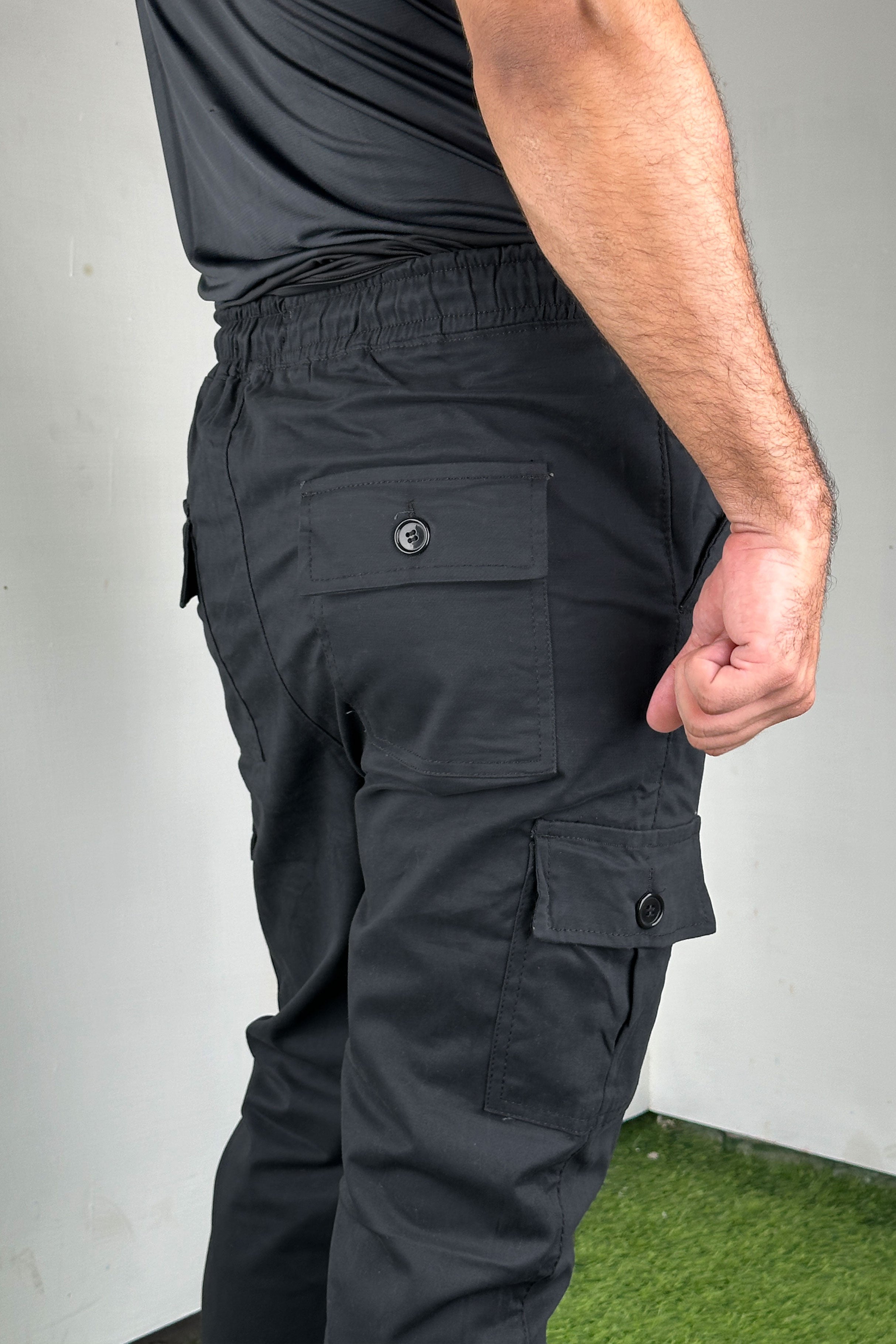 Relaxed Fit Men's Cargo Trousers - Style and Comfort black trouser