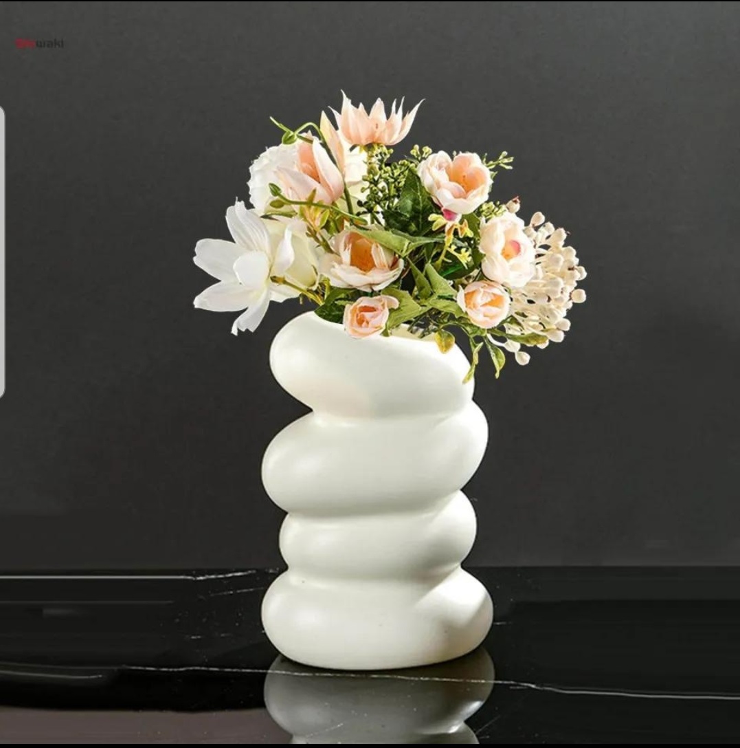 Elegant Wavy Plastic Vase – 6 Inches | Perfect for Side Table, Room & Office Decor(only vase)