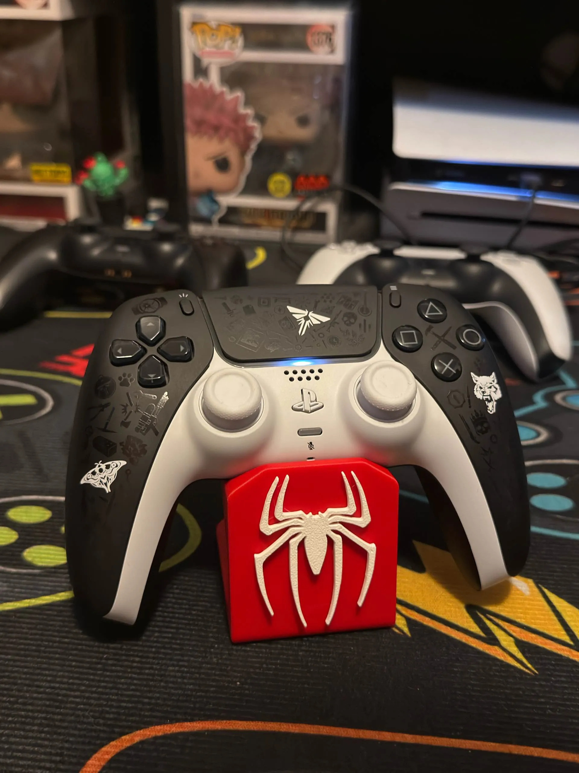 Spider-Man Inspired Controller Stand – Compatible with PS5, PS4 & Xbox Controllers – Gamepad Display Holder – Gaming Desk Organizer – Stable Controller Stand – Superhero Gaming Setup Accessory