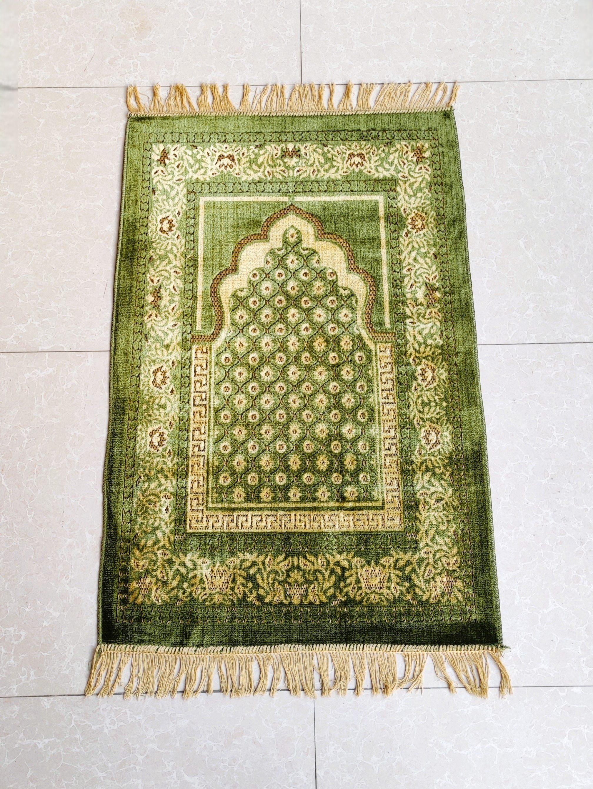 Traditional Mehrab Design Janamaz / Muslims Prayer Rug