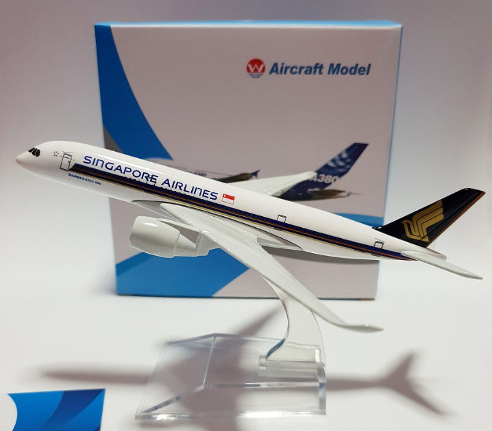 SINGAPORE AIRLINES BOEING 777 Airplane Model Metal small (16 cm) Airline Model for decoration Aircraft Model 1:400 Scale Metal Aviation diecast Model miniature room décor and office decor