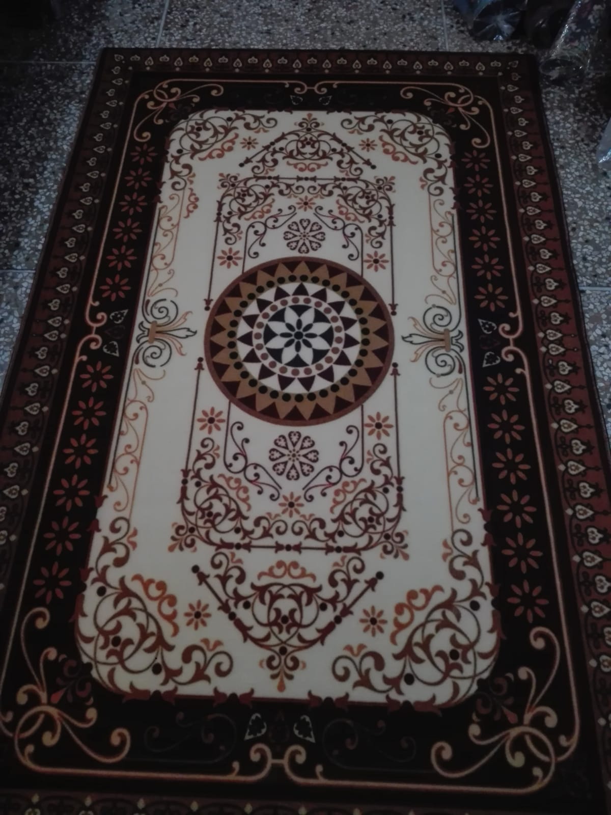 Carpet center piece (120cm x 180 cm), area rugs 4ft x 6ft, rugs for home (4ft x 6ft estimated )