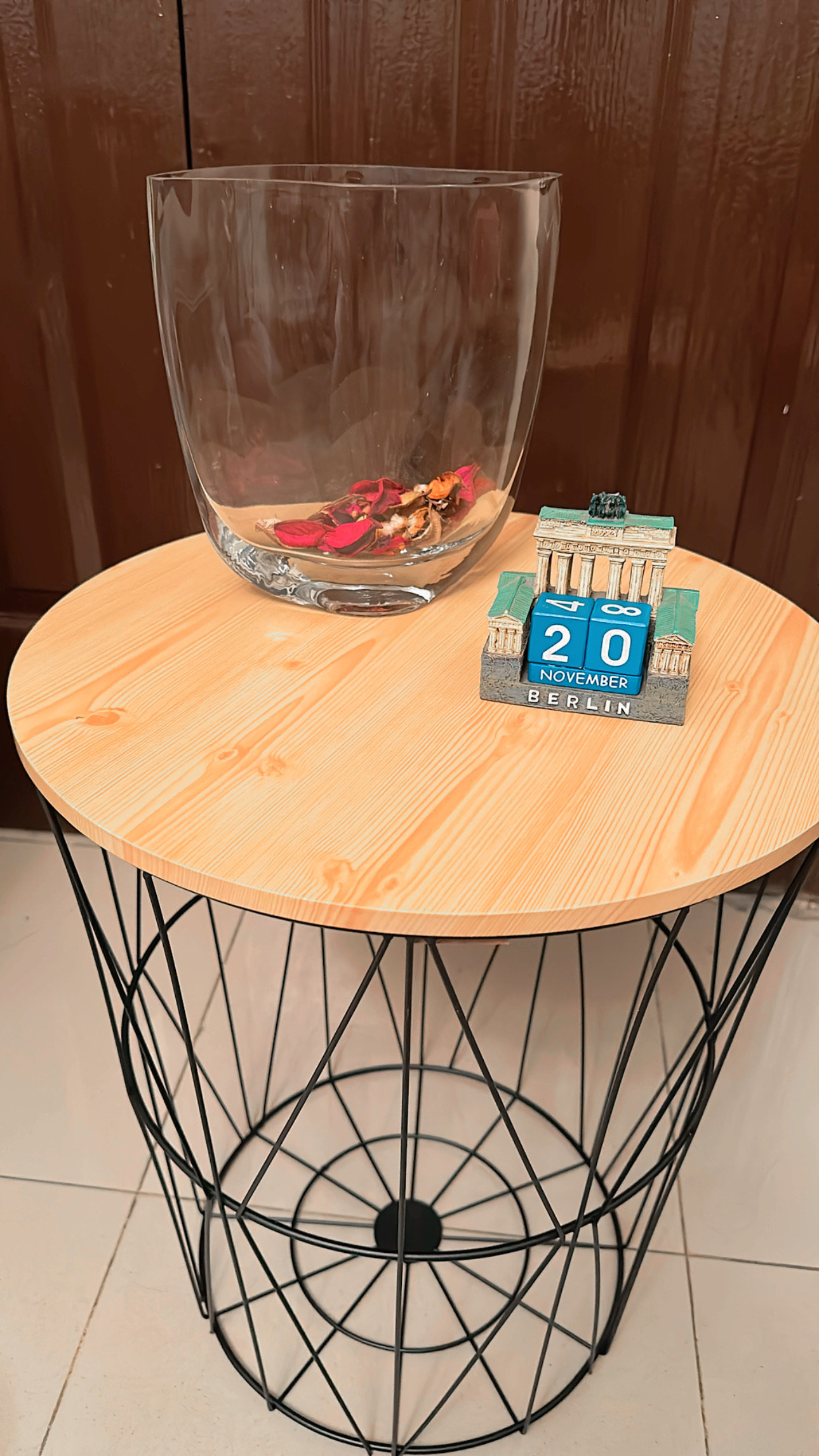 METAL WIRE REMOVABLE WOOD TOP FOLDABLE ROUND COFFEE SIDE TABLE STORAGE BASKET( 16 L 16 W 18.5 H )