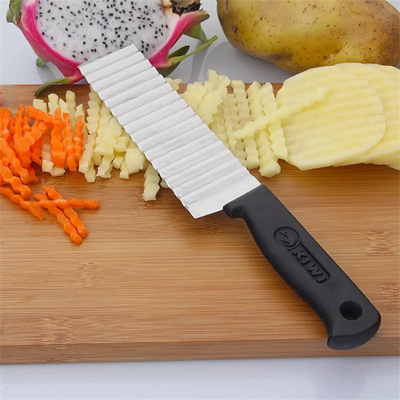 Stainless steel crinkle cutter knife | Wavy blade potato & vegetable slicer | French fry cutter & fruit chopper tool for kitchen – Serrated stainless steel knife for chips, dough & salad cutting, 1pc - SM price in Pakistan