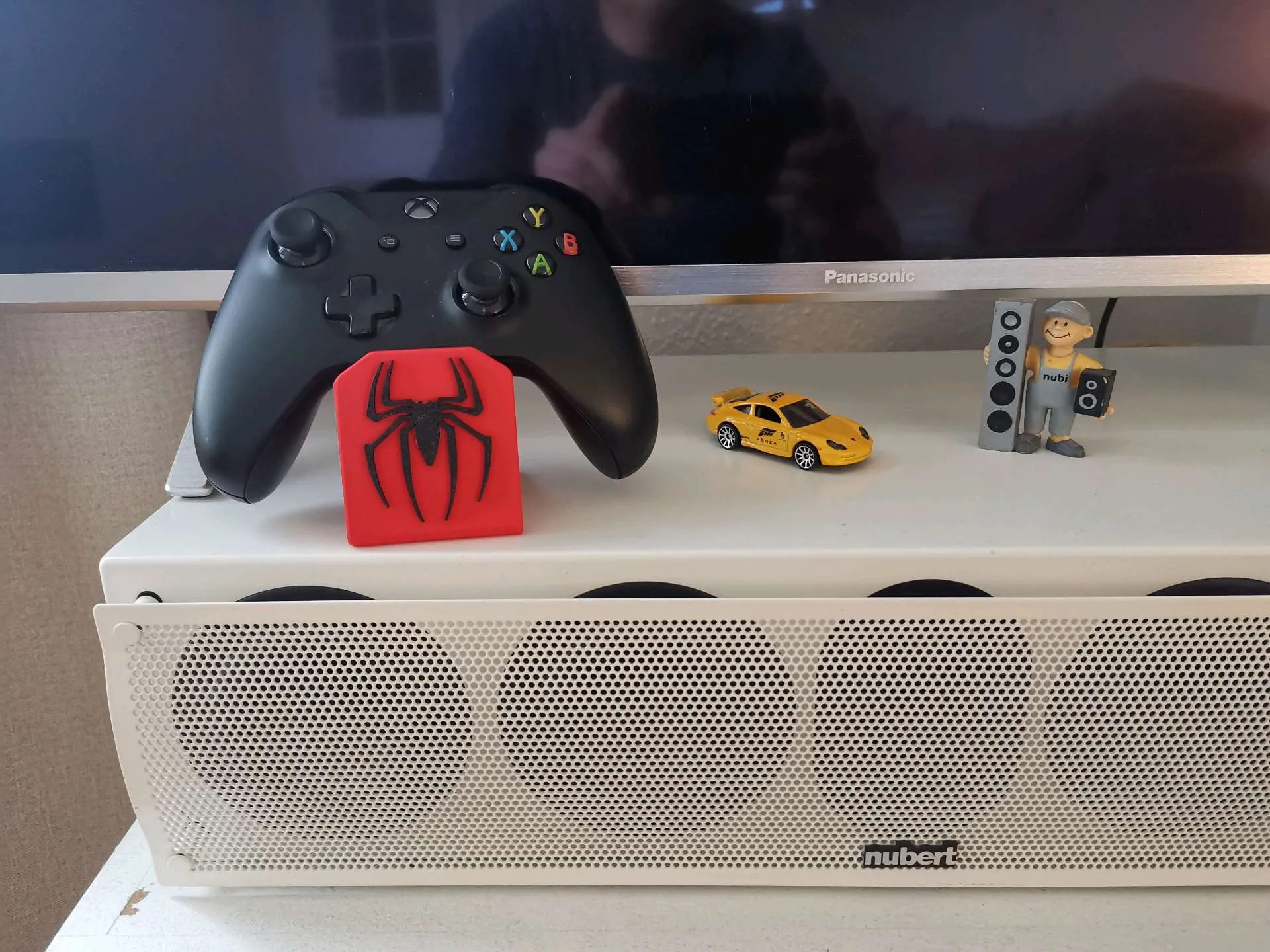 Spider-Man Inspired Controller Stand – Compatible with PS5, PS4 & Xbox Controllers – Gamepad Display Holder – Gaming Desk Organizer – Stable Controller Stand – Superhero Gaming Setup Accessory