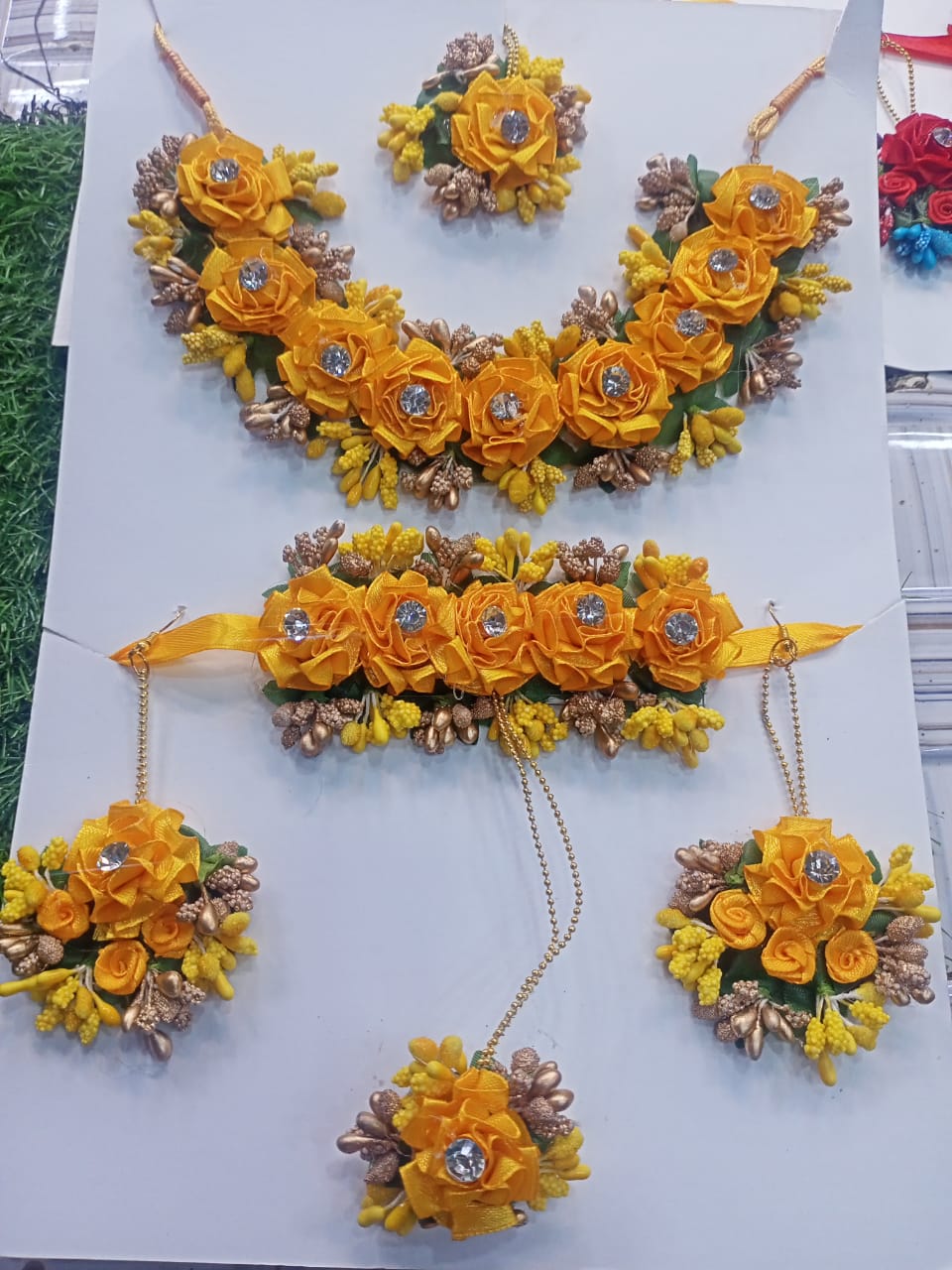 New Artificial Flowers Bridal Jewellery Set With Choker Necklace, Earrings, Matha Tikka and 1 hand Bracelet attached With Ring for Bride Fashionable design Wedding Engagement Mehndi Maiyon for wear