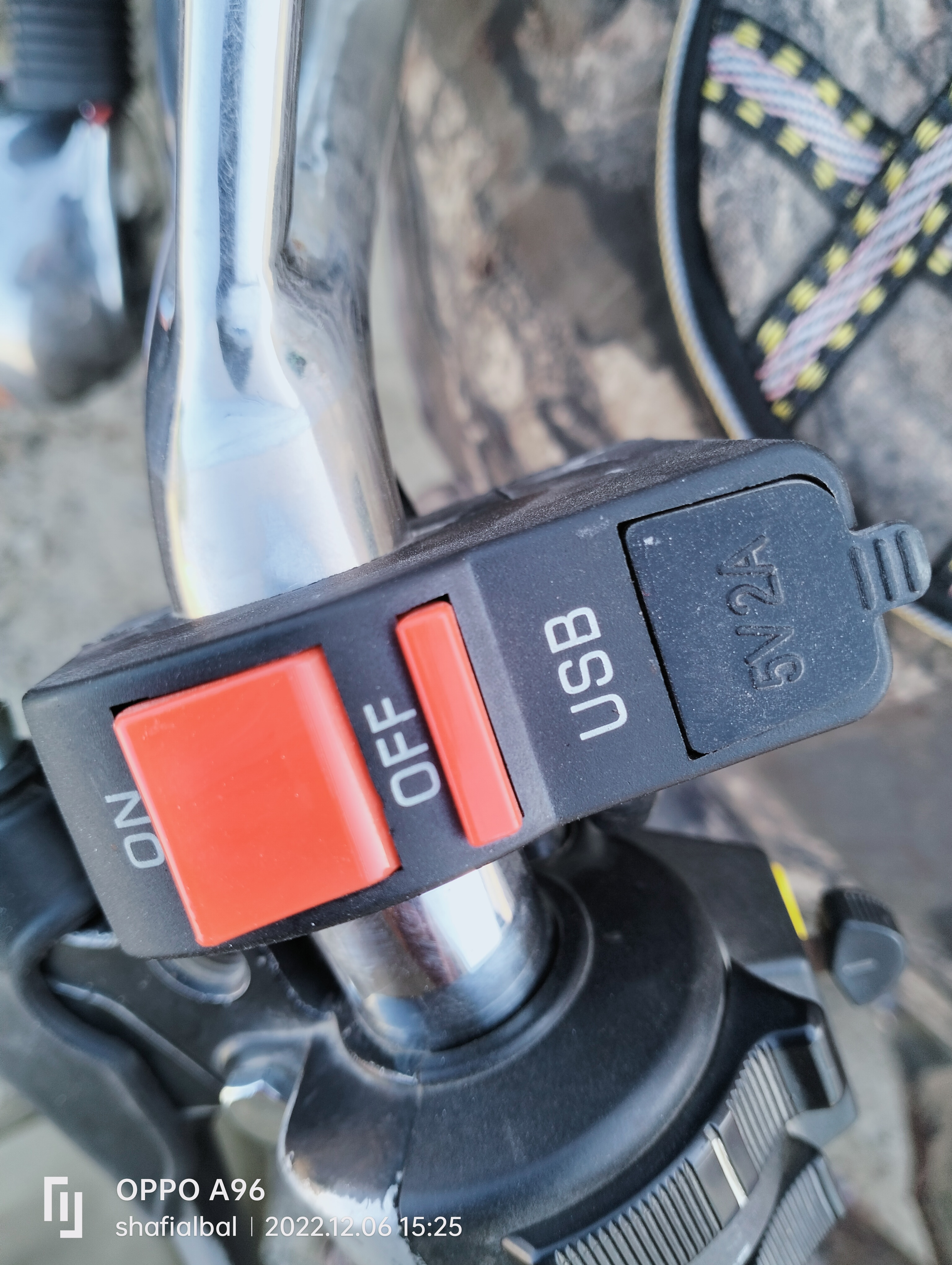 High Quality 2 Amp-5V Universal Motorcycle Handlebar Start Switch On Off Button With USB Charger Headlight Indicator Switch