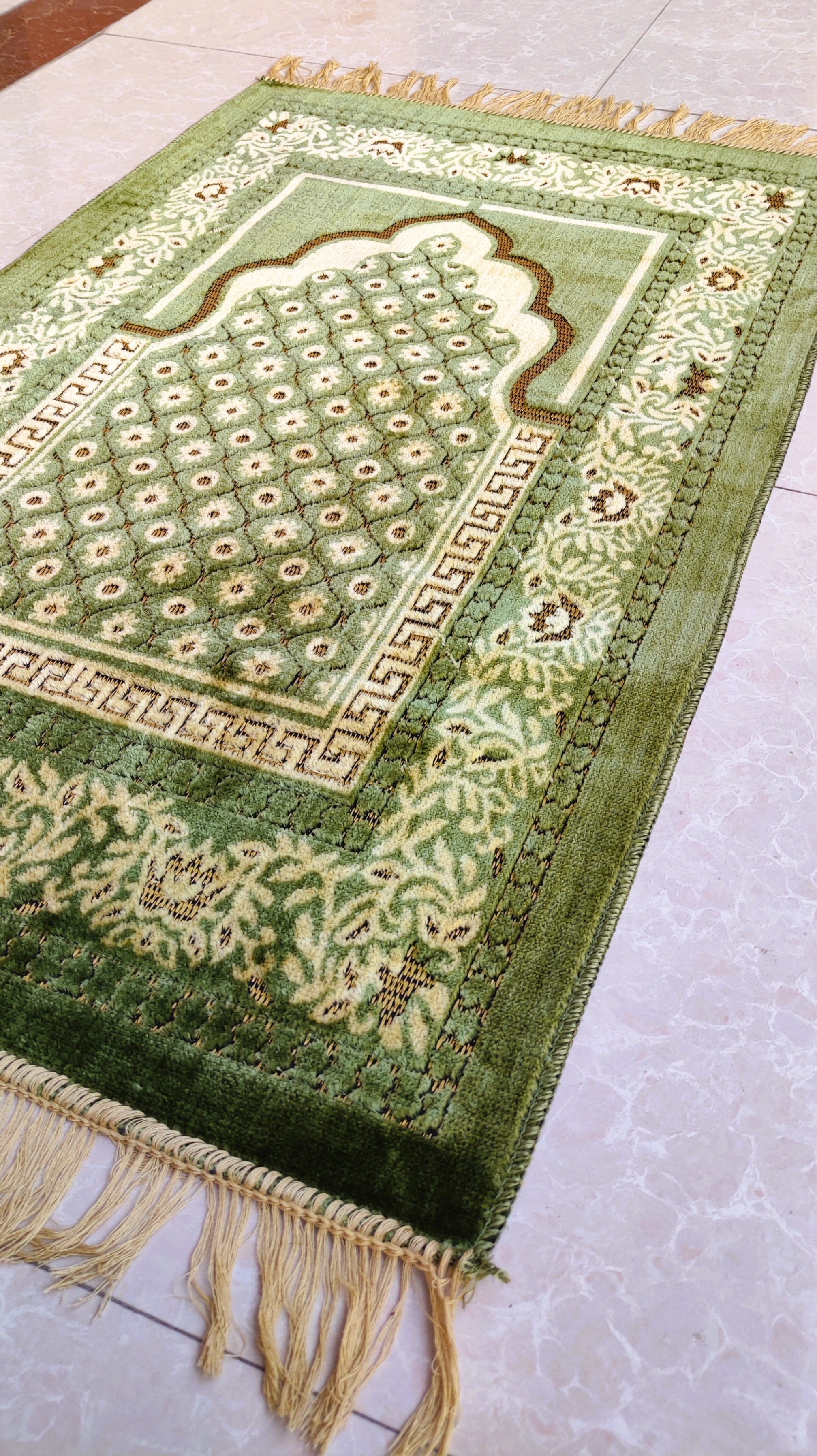 Traditional Mehrab Design Janamaz / Muslims Prayer Rug
