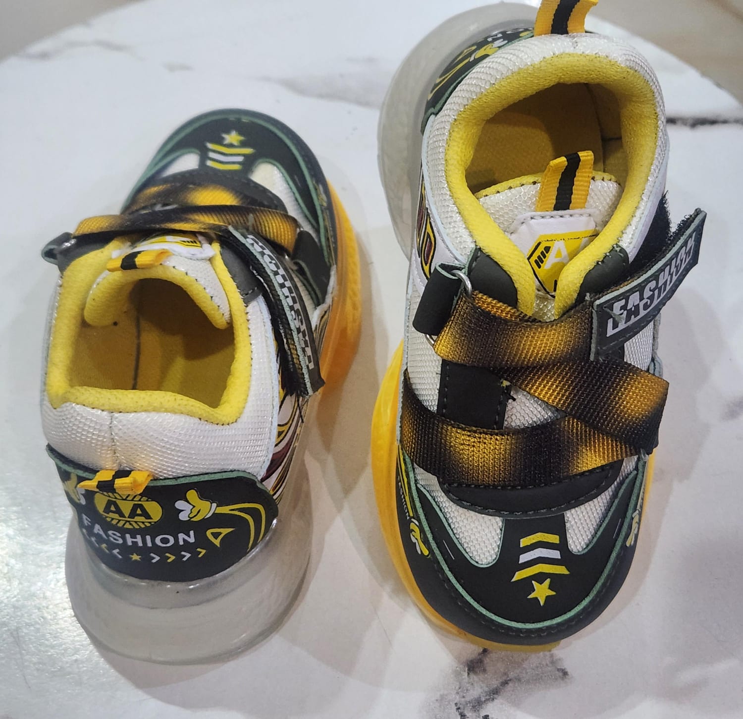 Unisex Kids Sneakers , Kids Sneakers For Boys , Kids Sneakers For Girls , Kids Joggers Shoes , Kids Joggers For Boys , LED Glowing Shoes , LED Glowing Joggers , LED Glowing Sneakers , Baby Luminous Sneakers, Boys Lighting Running Shoes , Joggers,Boots