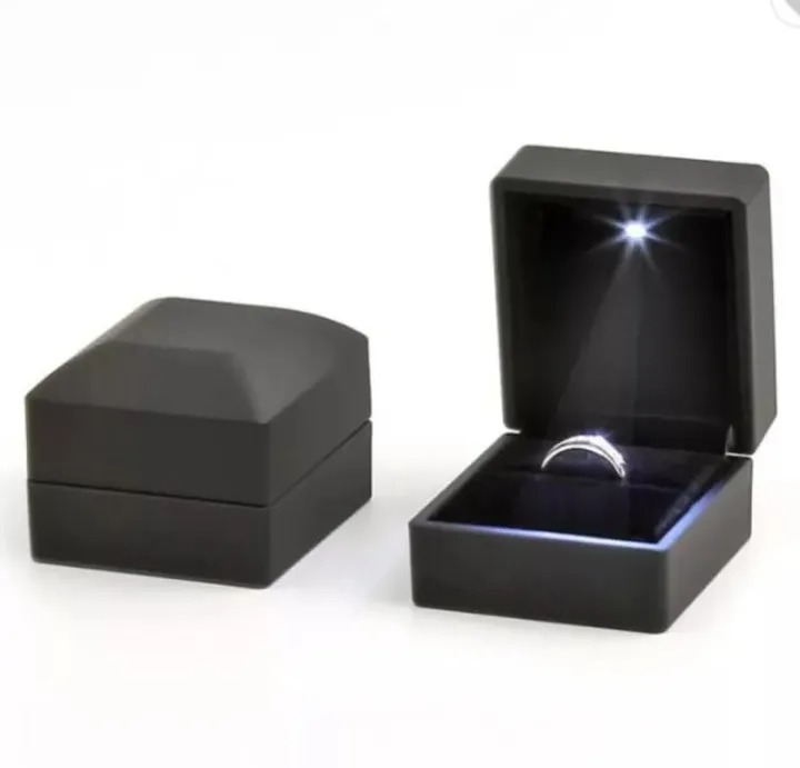 Diamond Ring Box White LED Light Velvet Jewelry Gift Wedding Proposal Engagement