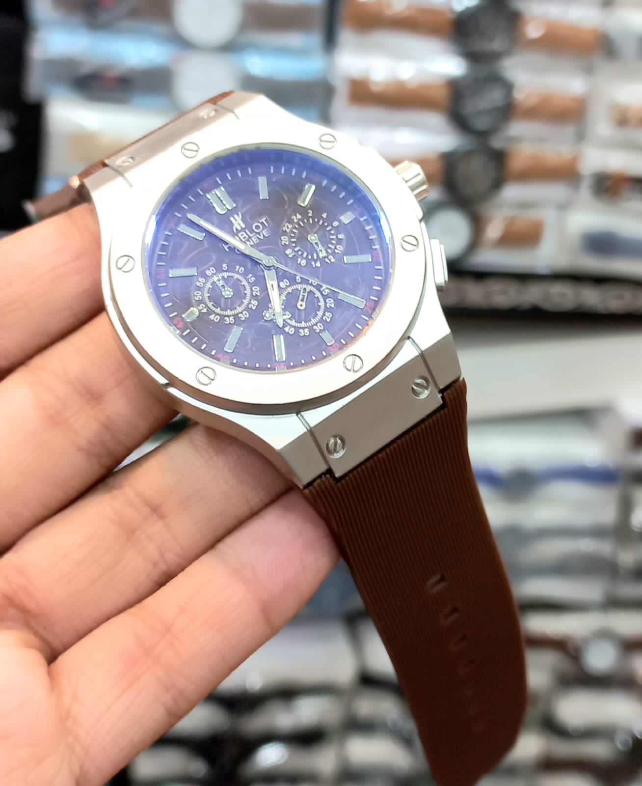 Men’s Watch Hublot Stylish and durable design Perfect for sports and outdoor activities Comfortable to wear with  adjustable strap